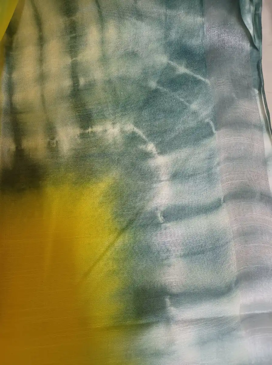 Shibori print saree with radiant and shiny zari border urbanity and along with blouse piece